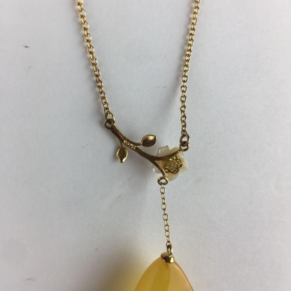 Beautiful Faux Amber with Pearl Flower necklace - Picture 7 of 8